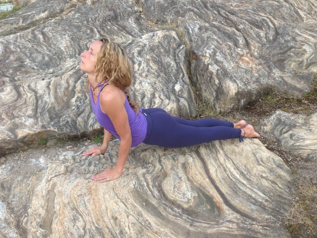 Urdhva mukha svanasana est une magnifique posture qui invite l'ouverture du coeur tout en travaillant en force et en flexibilité. Une des posture de la salutation au soleil.